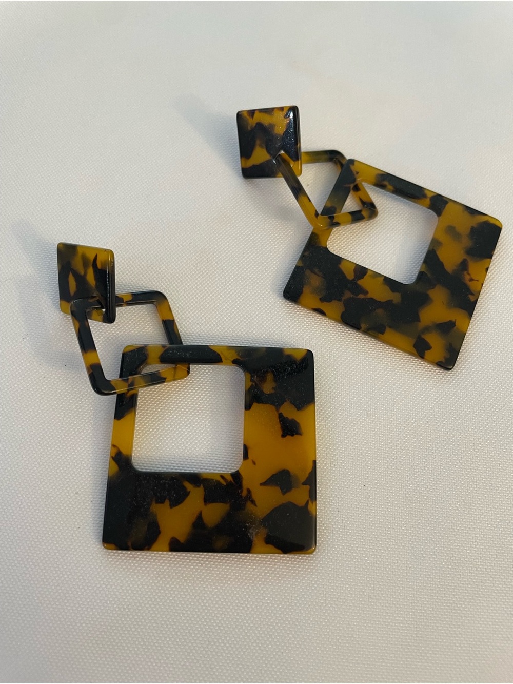 🔥 Tortoiseshell Geometric Statement Earrings – Square Resin Dangle
